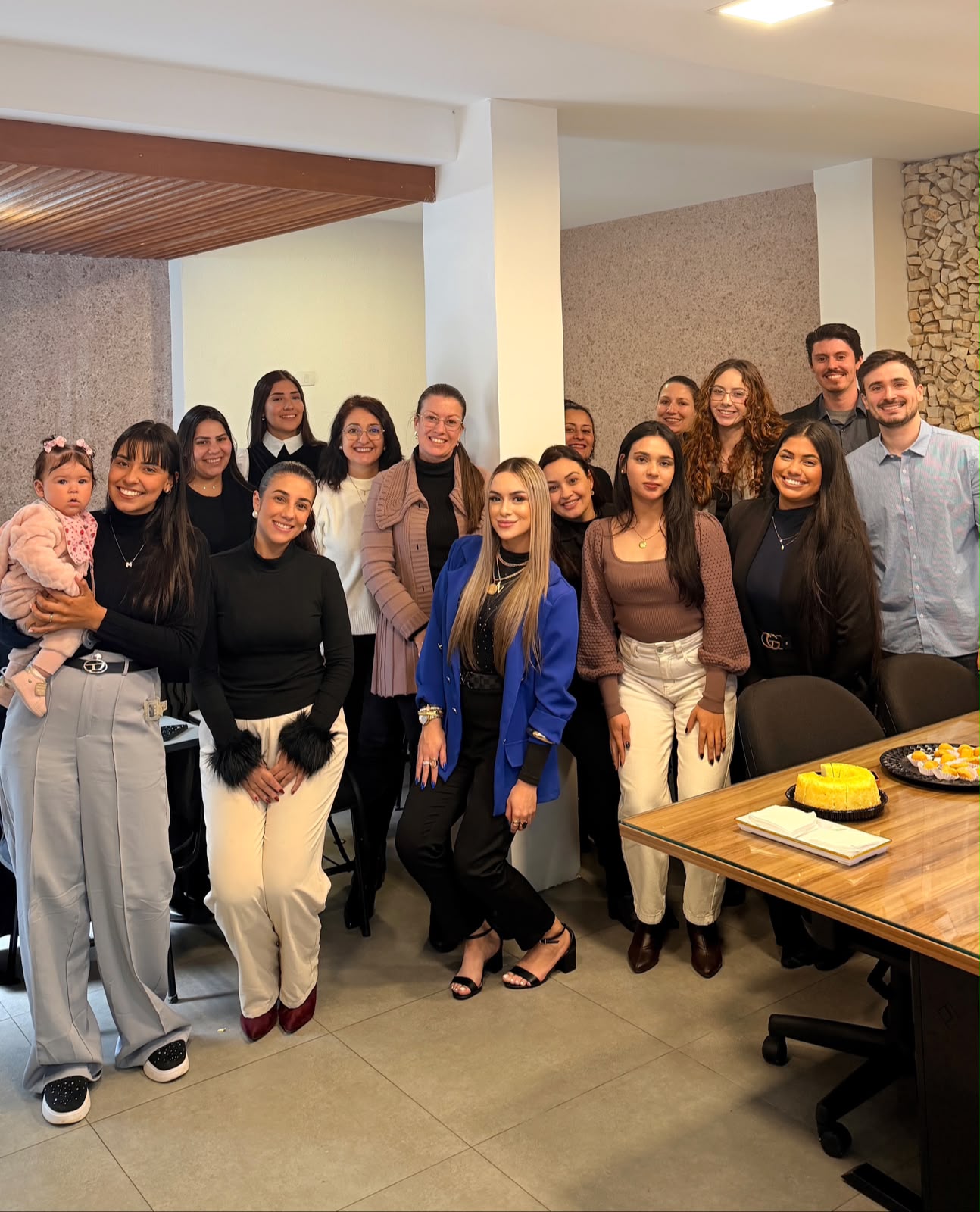 Equipe Lead Doctors reunida celebrando juntos